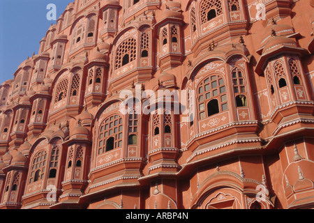 Hawa Mahal, le palais des vents, façade à partir de laquelle mesdames dans pudrah regardé dehors, Jaipur, Rajasthan, Inde Banque D'Images