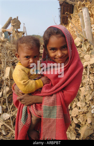 Jeune fille et son bébé, Dhariyawad, Rajasthan, Inde Banque D'Images