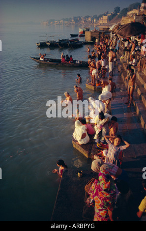 Les pèlerins sur les ghats par le Gange (Ganga), Varanasi (Bénarès), l'état de l'Uttar Pradesh, Inde, Asie Banque D'Images