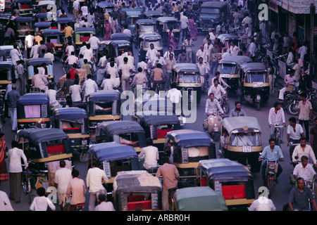 La congestion du trafic, les cyclistes et les auto-rickshaws, Ahmedabad, Gujarat, Inde Banque D'Images