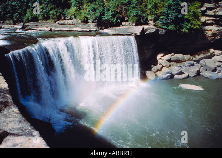 Cumberland Falls sur la rivière Cumberland, elle chute de 60 pieds sur le bord de grès, Kentucky, USA Banque D'Images