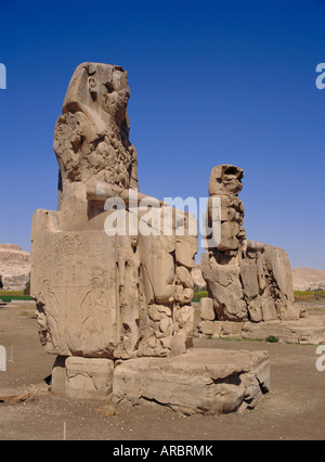 Les colosses de Memnon, Luxor, Egypte, Afrique du Nord Banque D'Images