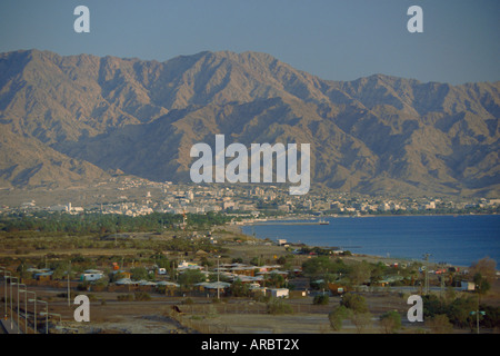 Le port d'Aqaba, la mer Rouge et les montagnes au-delà, vu de la station israélienne d'Eilat, Aqaba, Jordanie, Moyen-Orient Banque D'Images