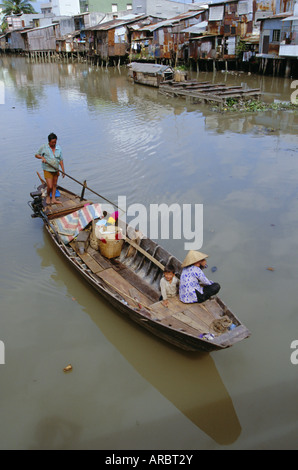 Bateau sur le Kinh Ben Nghe, un affluent de la rivière Saigon, au centre-ville de Ho Chi Minh Ville, Vietnam, Indochine, Asie du sud-est Banque D'Images