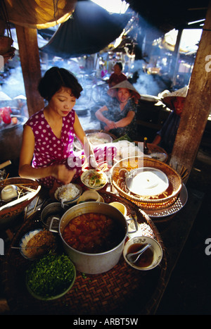 Femme la préparation des aliments à un étal sur le marché, Hoi An, Vietnam, Indochine, Asie du Sud-Est, l'Asie Banque D'Images