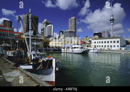 Bateaux sur mer avec skyline y compris au-delà de la Tour Sky City, Auckland, Auckland Central, Île du Nord, Nouvelle-Zélande Banque D'Images