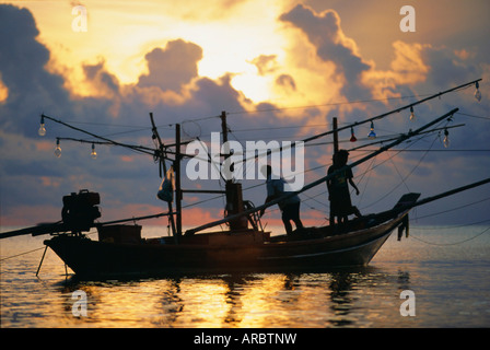 Bateau de pêche au lever du soleil à la plage Haad Rin, Koh Pha Ngan, Thailand Banque D'Images