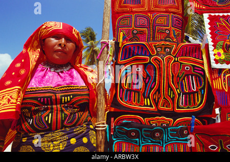 Les indiens Cuna femme affiche ses molas (vêtements traditionnels), îles San Blas, Panama, Amérique Centrale Banque D'Images