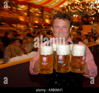 Oktoberfest waiter carrying beers Banque D'Images