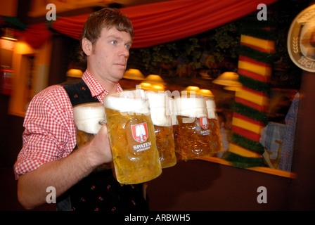 Oktoberfest waiter carrying beers Banque D'Images