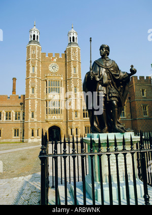 Statue de Henry VI et Lupton's Tower, Eton College, dans le Berkshire, Angleterre Banque D'Images