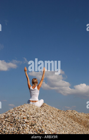 Jung Frau in weiß Yoga draußen - jeune femme en blanc à l'extérieur de yoga Banque D'Images