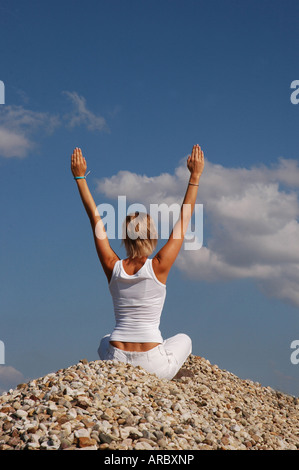 Jung Frau in weiß Yoga draußen - jeune femme en blanc à l'extérieur de yoga Banque D'Images