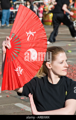 French Girl holding ventilateur chinois au cours d'une manifestation à l'arts des célébrations du Nouvel An chinois à Southampton en Angleterre Banque D'Images