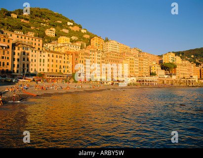 De vieux bâtiments colorés sur le front de mer à Gênes, ligurie, italie Banque D'Images