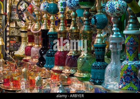 Verre coloré, céramique et laiton des conduites d'eau dans le Grand Bazar, Istanbul, Turquie, Europe, Eurasie Banque D'Images