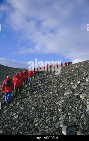 Ordre croissant de touristes cône volcanique récente, Penguin Island, Îles Shetland du Sud, l'Antarctique, régions polaires Banque D'Images