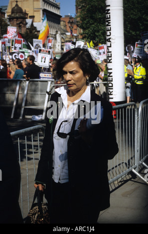 Bianca Jagger assistant à la démonstration Banque D'Images