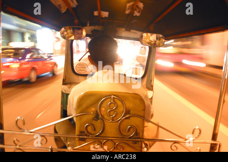 Voyageant à travers les rues de Bangkok en Thaïlande, dans le cadre d'un tuk tuk Banque D'Images