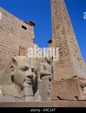 Statue de Ramsès II et obélisque, le temple de Louxor, Louxor, Egypte, Afrique du Nord Banque D'Images