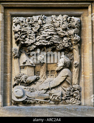 Bas-relief en pierre de William Morris sur le mur de la maison dans le village de Kelmscott, Oxfordshire. Banque D'Images