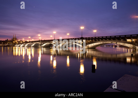 Pont Saint-Esprit par nuit à Bayonne France Banque D'Images