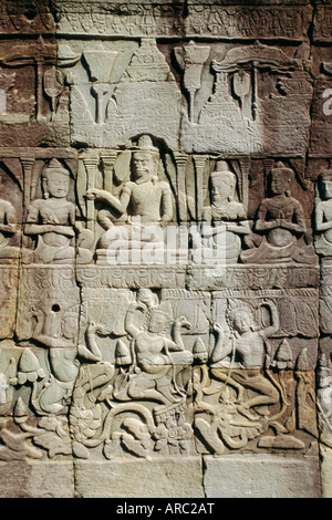 Bas-reliefs en pierre, représentant des scènes de la vie rurale et des événements historiques, dans le complexe du temple Bayon, Angkor, Siem Reap, Cambodge Banque D'Images