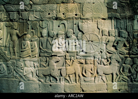 Bas-reliefs en pierre, représentant des scènes de la vie rurale et des événements historiques, dans le complexe du temple Bayon, Angkor, Siem Reap, Cambodge Banque D'Images