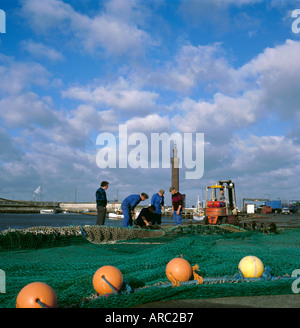 Filets de pêcheurs de l'inspection, Grimsby, Humberside, Nord du Lincolnshire, Angleterre, Royaume-Uni. Banque D'Images
