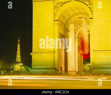 Arc de Triomphe et Tour Eiffel la nuit, Paris, France, Europe Banque D'Images