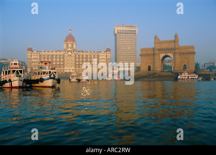 Le Taj Mahal Intercontinental Hotel et l'entrée de l'Inde, Mumbai, anciennement appelée Bombay, l'État du Maharashtra, Inde Banque D'Images