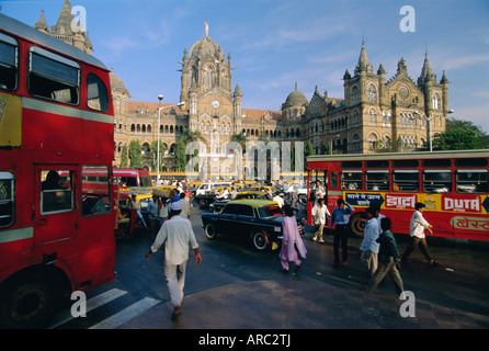 La circulation en face de la gare Victoria terminus ferroviaire, Mumbai (Bombay), l'État du Maharashtra, Inde Banque D'Images