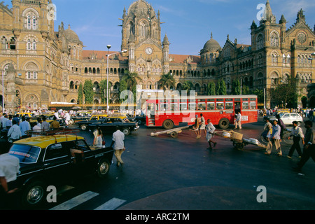 La circulation en face de la gare Victoria terminus ferroviaire, Mumbai (Bombay), l'État du Maharashtra, Inde Banque D'Images