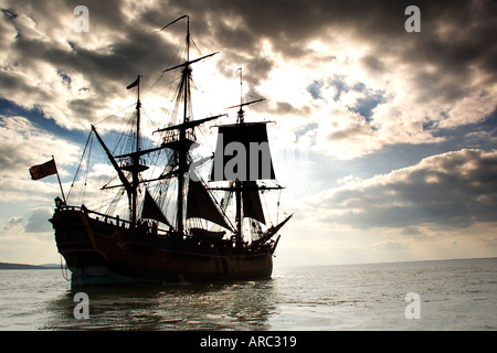 Gaffer,Barque,Réplique de James Cook, de bateau, s'efforcer, Solent Ile de Wight Angleterre grand coucher du soleil Banque D'Images