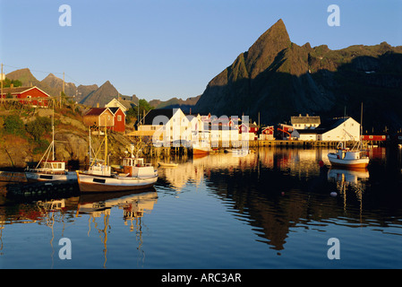 Village de pêcheurs de Hamnoy, Moskenesoya, îles Lofoten, Norvège, Scandinavie, Europe Banque D'Images
