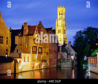 Maisons à pignons et 13e c. Beffroi le long des canaux, Bruges, Belgique Banque D'Images