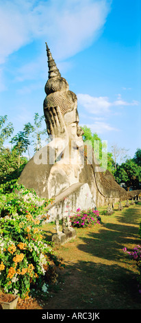 Statue de Bouddha couché en plein air à Xieng Khuan, Vientiane, Laos Banque D'Images