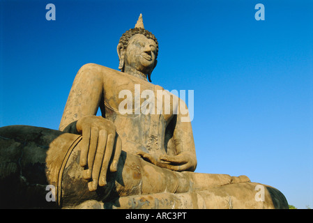 Bouddha assis statue dans le parc historique de Sukhothai, ancienne (Muang Kao), Sukhothai, Thaïlande Banque D'Images