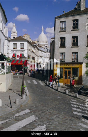 Scène de rue et le dôme de la basilique du Sacré Cœur, Montmartre, Paris, France, Europe Banque D'Images