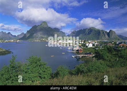 Village de Reine on Moskenesoya, îles Lofoten, Nordland, Norvège, Scandinavie, Europe Banque D'Images