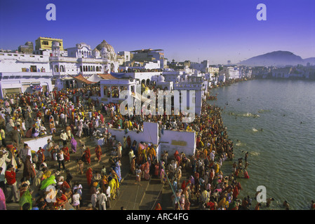 Les pèlerins à l'assemblée annuelle de la sainte pèlerinage hindou lac Pushkar, Pushkar, Rajasthan, Inde, Asie Banque D'Images