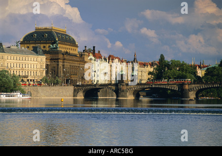 Le Théâtre National et les maisons le long de la rivière Vltava, Prague, République Tchèque, Europe Banque D'Images