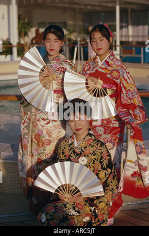 Portrait de trois jeunes femmes en kimonos traditionnels holding fans, Tokyo, Japon, Asie Banque D'Images