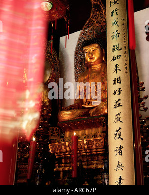 Statue de Bouddha assis d'or, Roi des cieux Hall, temple du Bouddha de Jade, Yufo Si, Shanghai, Chine, Asie Banque D'Images