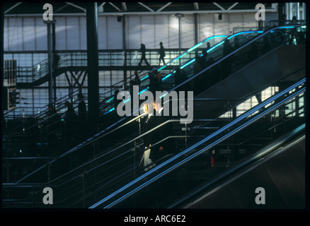 Ligne de crédit est obligatoire John Angerson d'affaires et les voyageurs les voyageurs et le personnel de la station ferroviaire de la ville de Leeds occupé Wes Banque D'Images