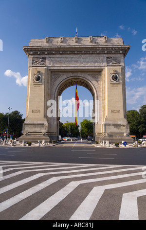Arc de Triomphe (Arcul de Triumf) et pavillon Roumain, Bucarest, Roumanie, Europe Banque D'Images