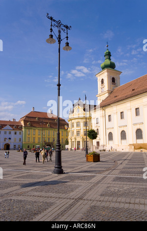 Maisons peintes de couleurs vives et de bâtiments, Piata Mare, dans le 12ème siècle la ville de Saxe, Sibiu, Transylvanie, Roumanie Banque D'Images