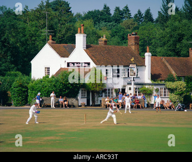 Village Green cricket, Tilford, Surrey, England, UK Banque D'Images