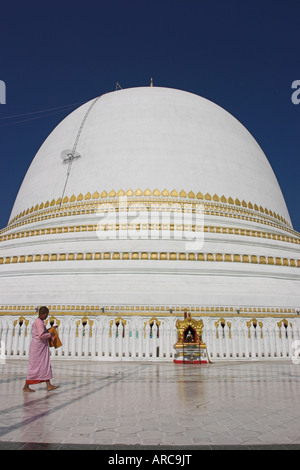 Nun en face de la 46m dôme hémisphérique à la pagode Kaunghmudaw Paya (Rajamanisula), Rhône-Alpes, Mandalay, Myanmar (Birmanie), l'Asie Banque D'Images