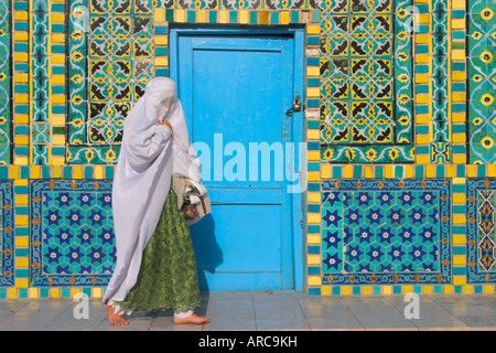 Pèlerin au sanctuaire de Hazrat Ali, Mazar-i-Sharif, Balkh, en Afghanistan, en Asie Banque D'Images